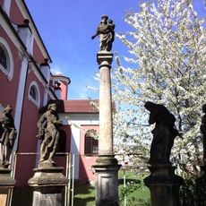 Mariánský sloup u kostela v Klášterci nad Ohří
