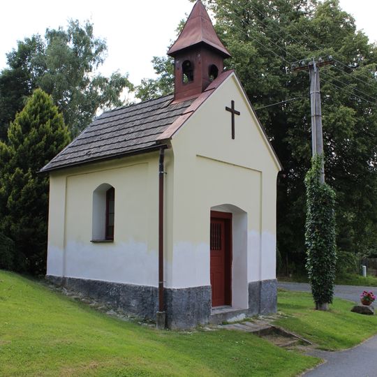 Kaple u rybníka ve středu Černičí
