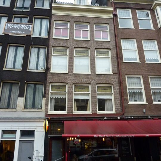 Pand met gevel onder 19e-eeuwse rechte lijst