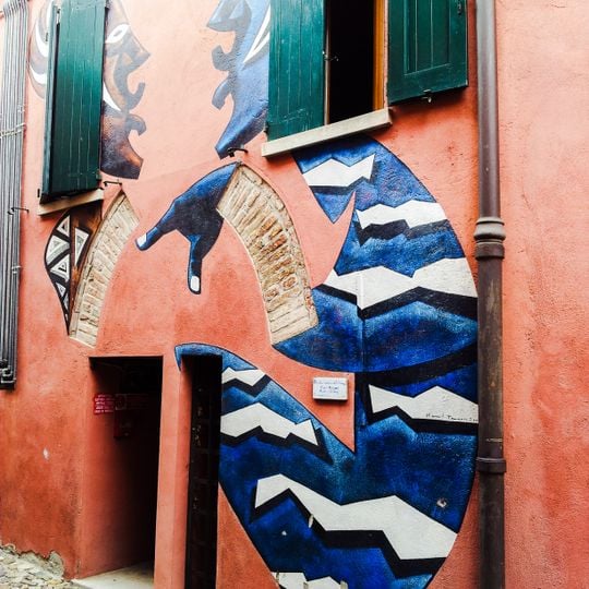 Abitato urbano dipinto con graffiti/writing e drawing