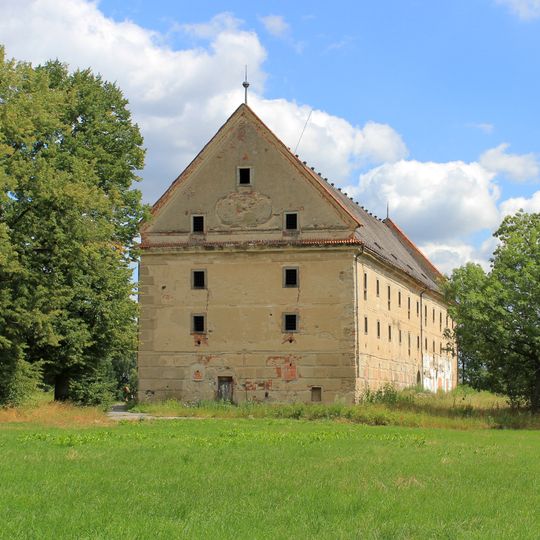 Sýpka se stájí u čp. 8