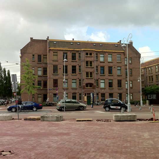 De Arbeiderswoning cq. Berlageblokken: woonblok met inspringende hoeken en gemeenschappelijke binnentuin, bevattende 40 etagewoningen