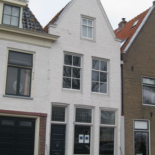 Pand met verdieping onder zadeldak tegen puntgevel