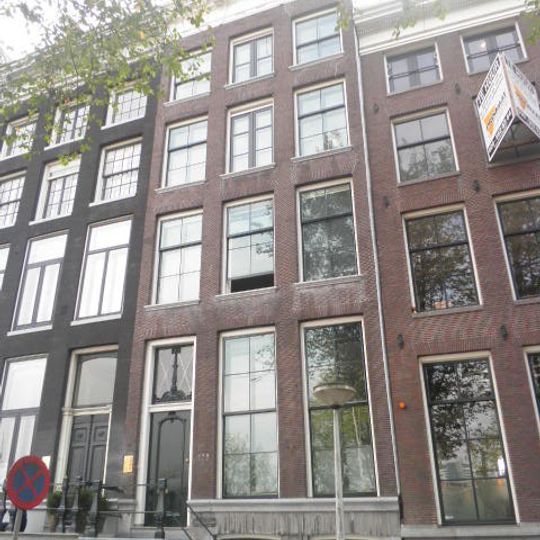 Pand met gevel onder zandstenen triglyfenlijst met consoles en balustrade waarin een schip enz