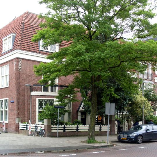 Op een L-vormige plattegrond opgetrokken blok van vijf geschakelde eengezinswoningen