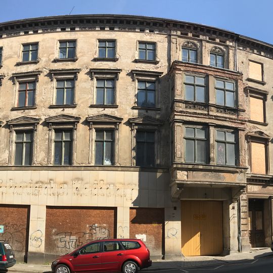 Mietshaus mit Laden in geschlossener Bebauung, mit Hinterhaus und Nebengebäude Luisenstraße 8