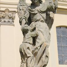 Socha Archanděla Rafaela na ohradní zdi kostela v Lysé nad Labem