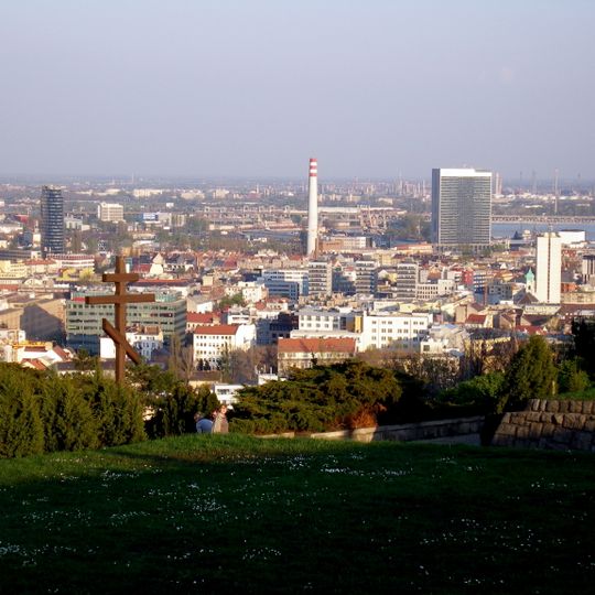 Pamätník Slavín, park