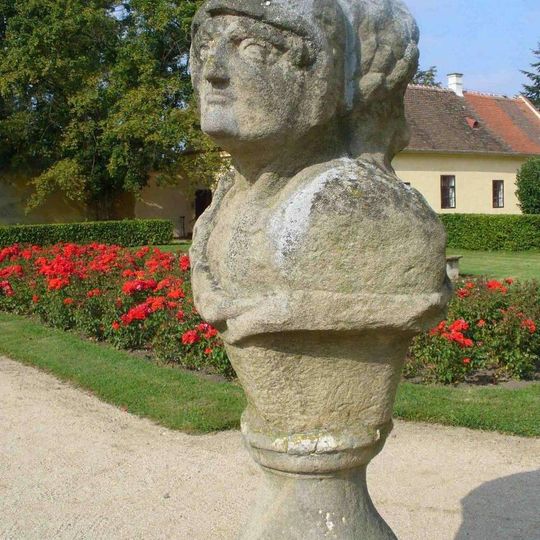 Socha na terase zámku v Miloticích