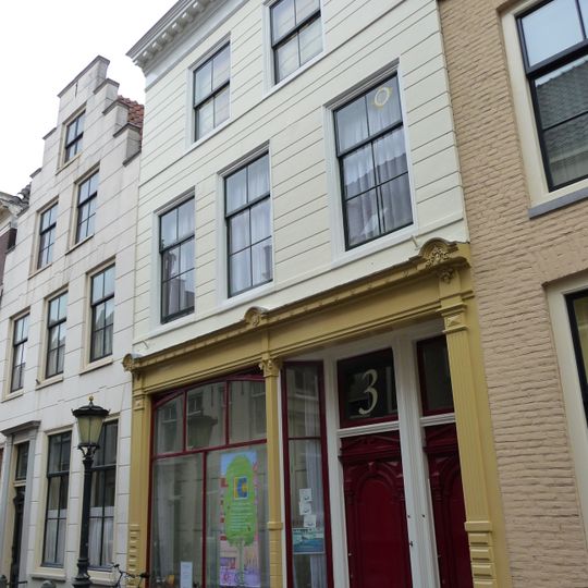 Pand met gepleisterde gevel met rechte kroonlijst