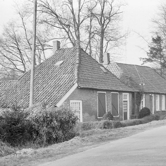 Vakwerkschuur; een geveltop met heide gedekt