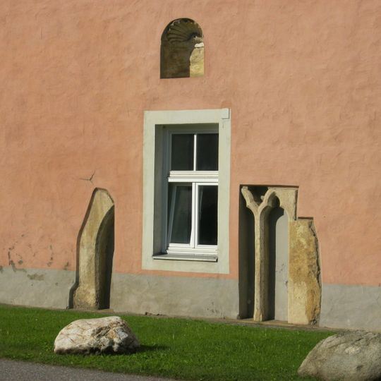 FranziskanerInnenkloster, Stadtmauer, Ehem. Franziskaner-/Minoritenkloster und Stadtmauer