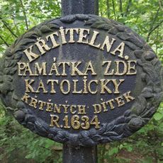 Kříž u posvátné studánky Křtitelna severně od Drahoňova Újezdu