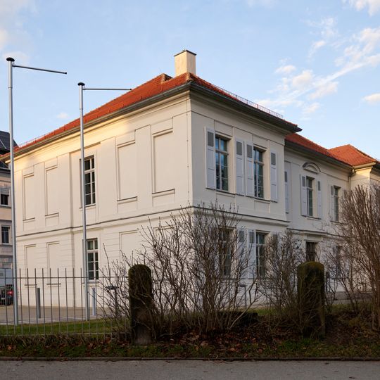 Feuchtwanger Straße 1