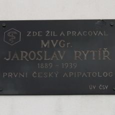 Pamětní deska Jaroslava Rytíře na domě 75 v Krpech