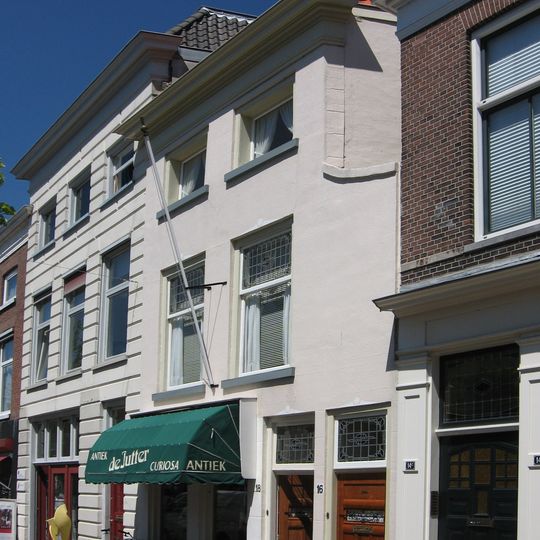 Pand met dwars schilddak en eenvoudige gepleisterde lijstgevel