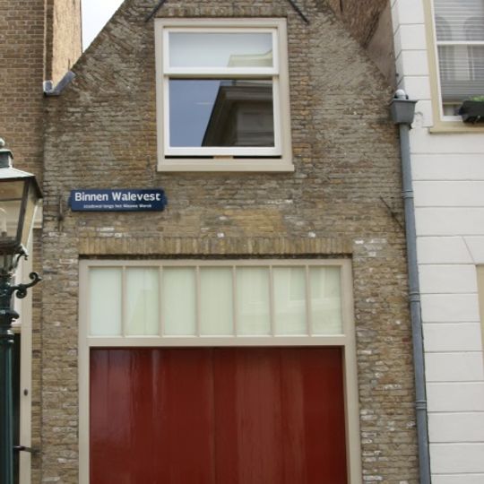 Pand met puntgeveltje met vlechtingen