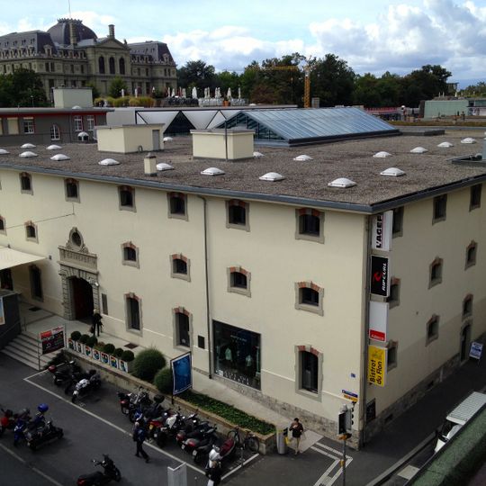 Ancien bâtiment douanier et port franc