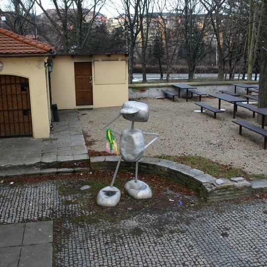 Kovová plastika u centra Kaštan na Břevnově