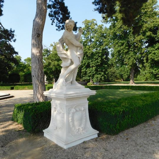 Socha Narcise v zámeckém parku ve Slavkově