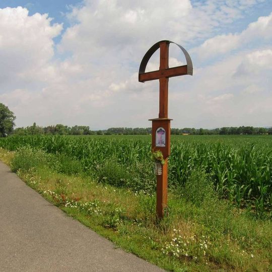 Dřevěný kříž u Unčovic vedle cyklostezky