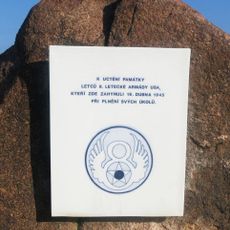 Pomníky lidických žen a amerických letců u hraničního přechodu v Cínovci