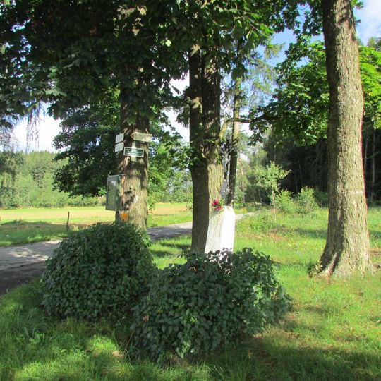 Kříž u čp.27 v části Na Horách u cesty do Lešova