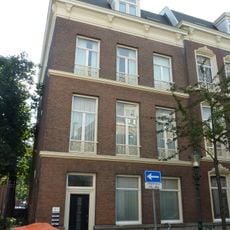 Herenhuis op rechthoekige plattegrond in eclectische stijl