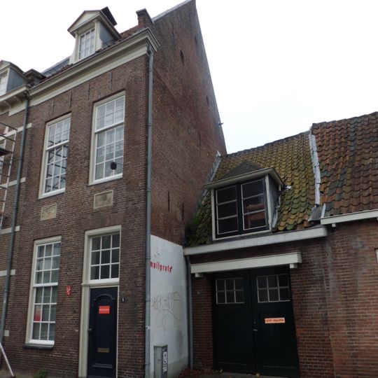Huis met lijstgevel met twee gevelstenen: Eliza door de raven gevoed en een zeilschip