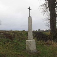 Kříž západně od Všekar na svahu