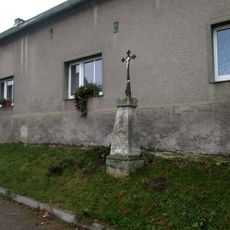 Kříž na návsi v Chrášťovicích