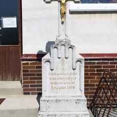 Kříž před budovou základní umělecké školy v Mokré