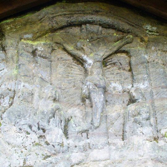 Skalní kaplička s reliéfem Krista u silnice z Mařenic do Trávníku