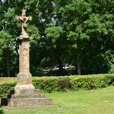 Kříž na návsi v Počedělicích