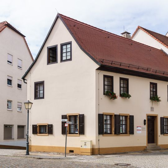 Wohnhaus in halboffener Bebauung und in Ecklage Kreuzgasse 10
