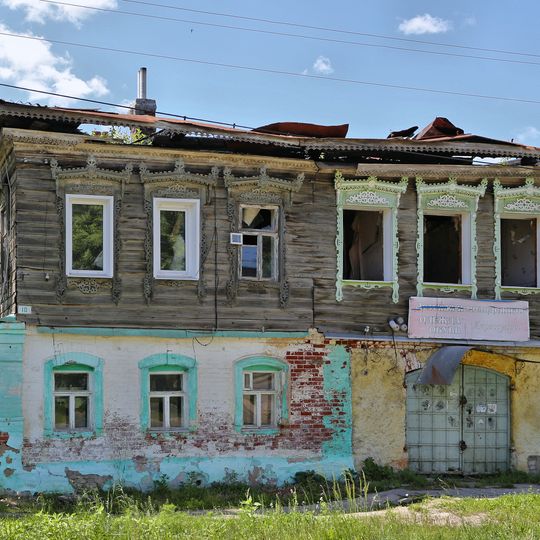 Жилой дом с лавками