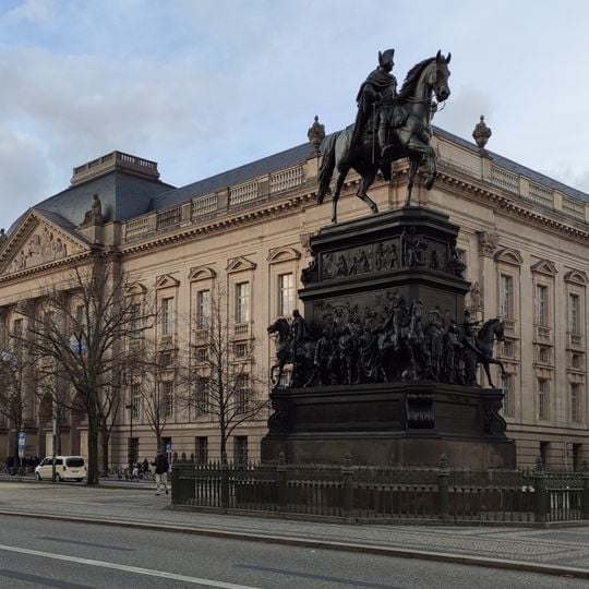 Edificio de la Biblioteca Estatal de Berlín en Unter den Linden