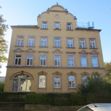 Mietshaus in offener Bebauung Uhlestraße 14