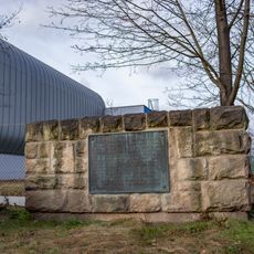 Pomník Strašnického vysílače v ulici Na Třebešíně