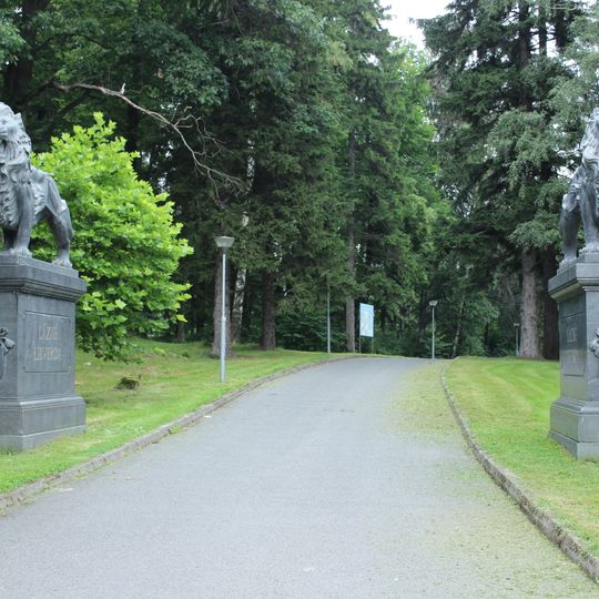 Sochy lvů u vstupu do lázeňského parku v Lázních Libverda