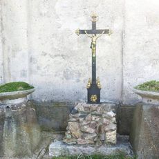 Kříž u kostela v Cínovci