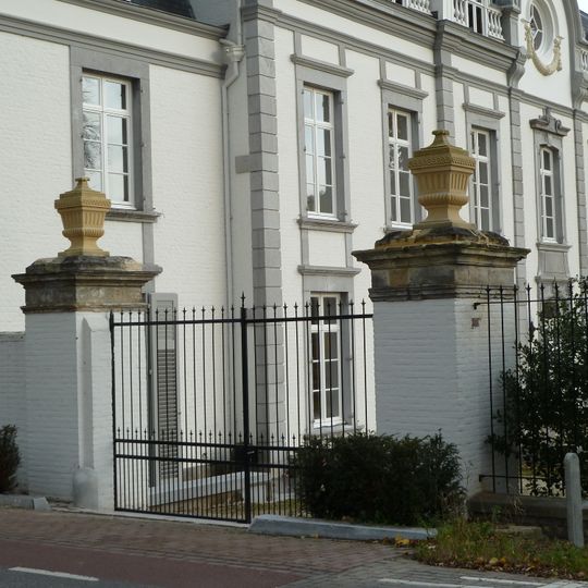 Vliek Castle: pillars, fence and balustrade next to castle
