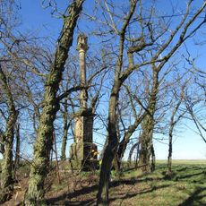 Sloup Svaté Trojice Slavoňov u polní cesty