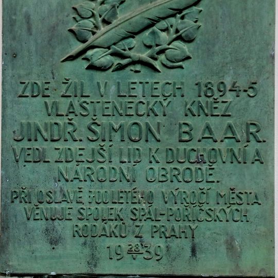 Pamětní deska Jindřicha Šimona Baara na budově děkanství ve Spáleném Poříčí