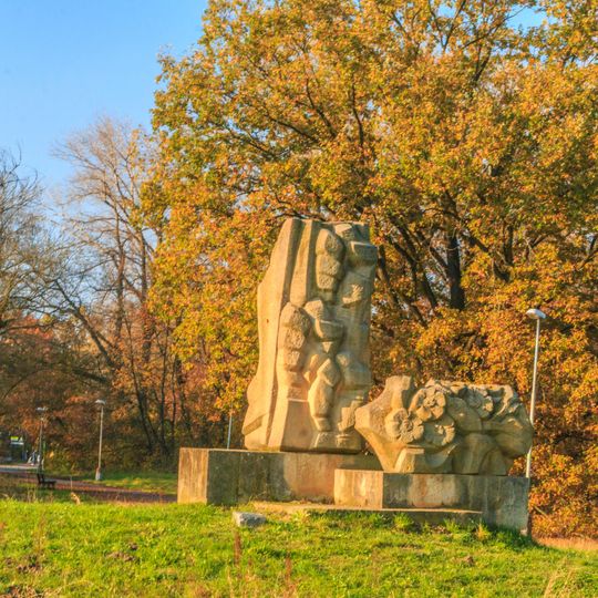 Pomník obětem první a druhé světové války Pěsti a květy v Pardubicích