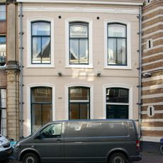 Pand met gepleisterde lijstgevel