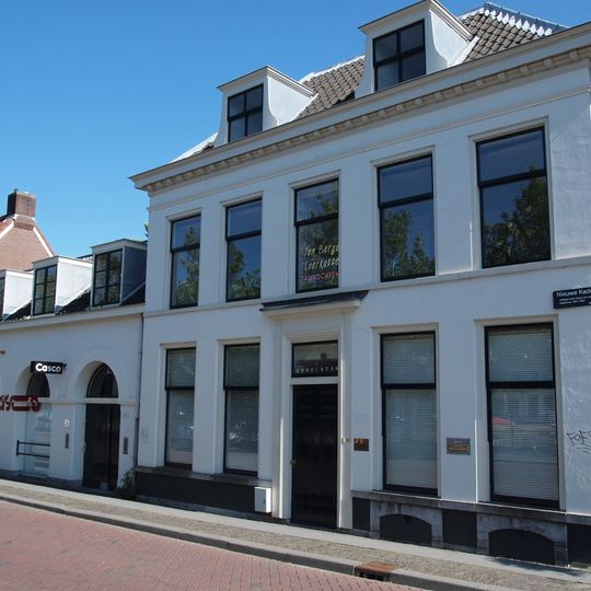 Blokvormig pand, onderkelderd en met verdieping onder omlopend pannen schilddak met dakkapellen