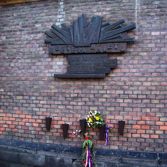 Pamětní deska obětem náletu na kostele v Kralupech nad Vltavou