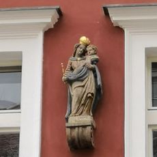 Soška Madony na domě 16 v ulici Jana Švermy v Kadani