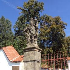 Socha svatého Josefa z Arimatie u brány k areálu Božího hrobu v Mimoni